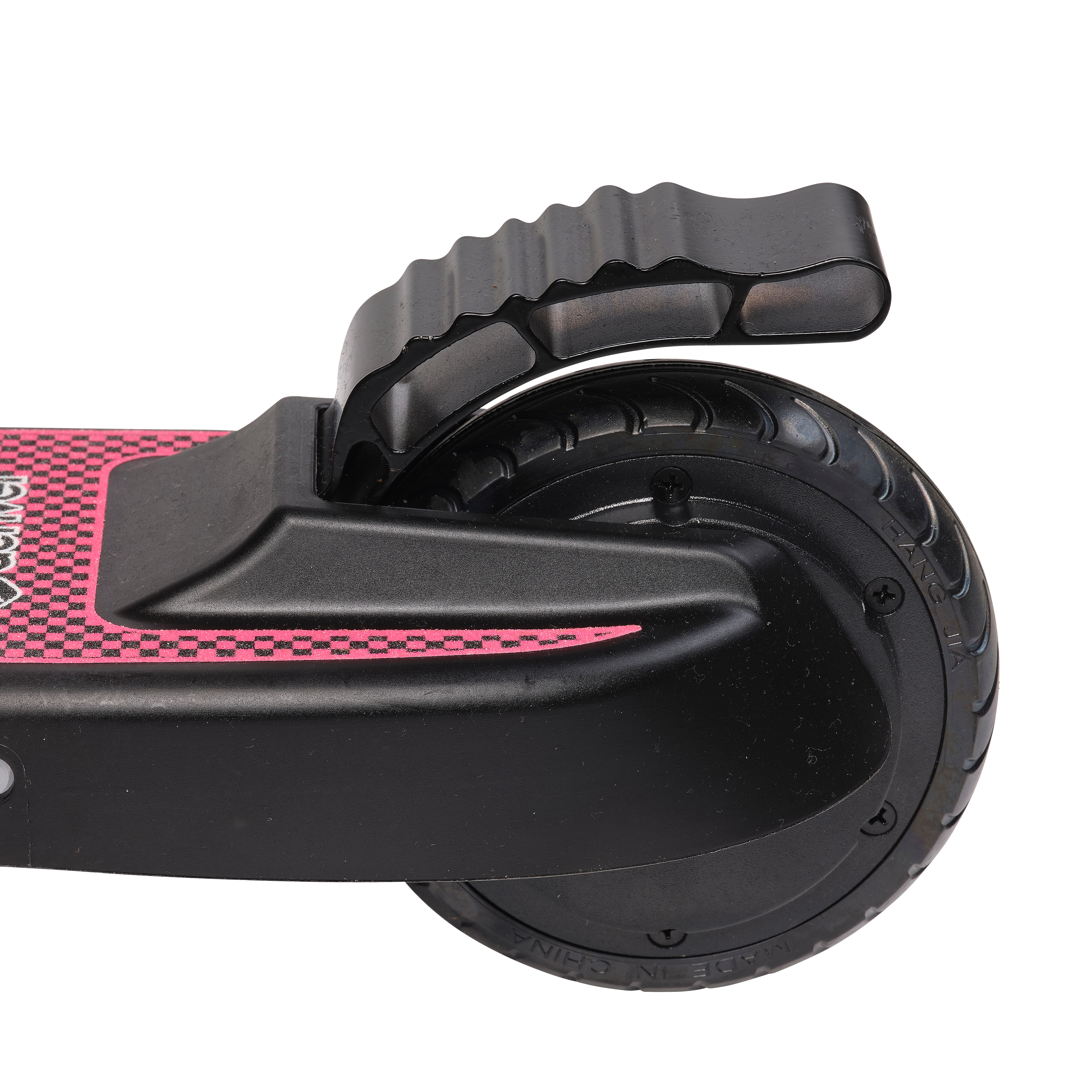 Schwarzes Rollerrad mit schwarzem Griff. Pink und schwarz gemustertes Deck sichtbar. Weißer Hintergrund.