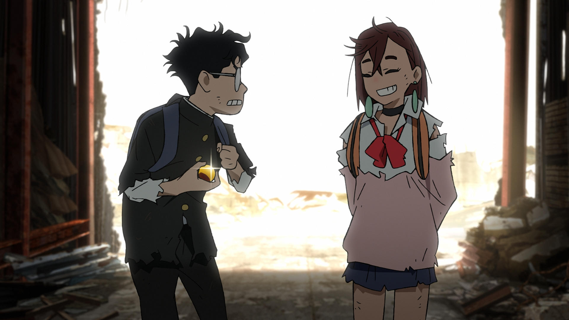 Zwei Anime-Charaktere stehen sich gegenüber. Einer hält ein leuchtendes Juwel. Sie stehen in einer zerstörten Stadtlandschaft mit hellem Hintergrund.