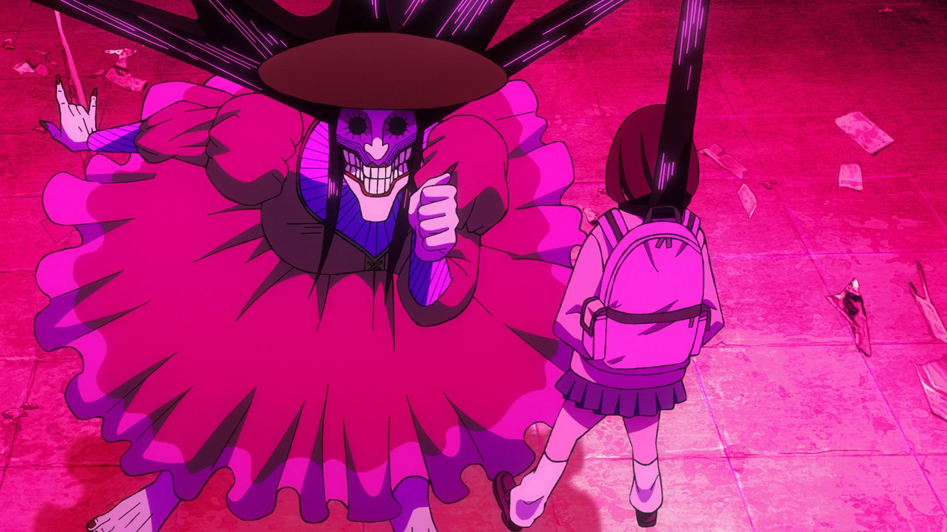 Eine pinkfarbene Anime-Szene. Eine Figur mit Maske blickt ein Mädchen mit Rucksack an. Die maskierte Figur trägt ein großes pinkes Kleid.