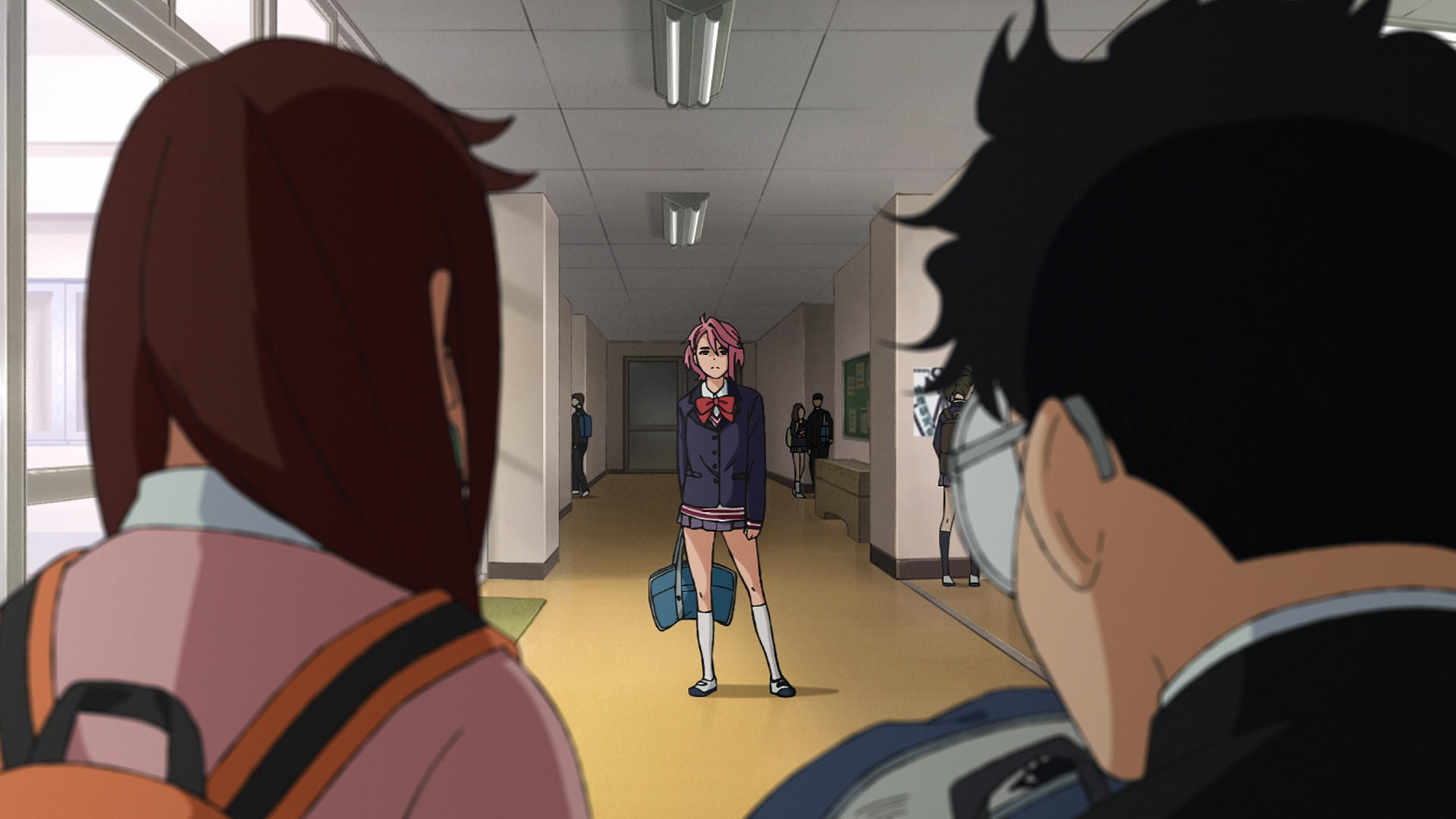 Anime-Flurszene. Zwei Schüler stehen einem Mädchen mit rosa Haaren gegenüber. Sie steht mit einer Tasche, andere sind im Hintergrund.