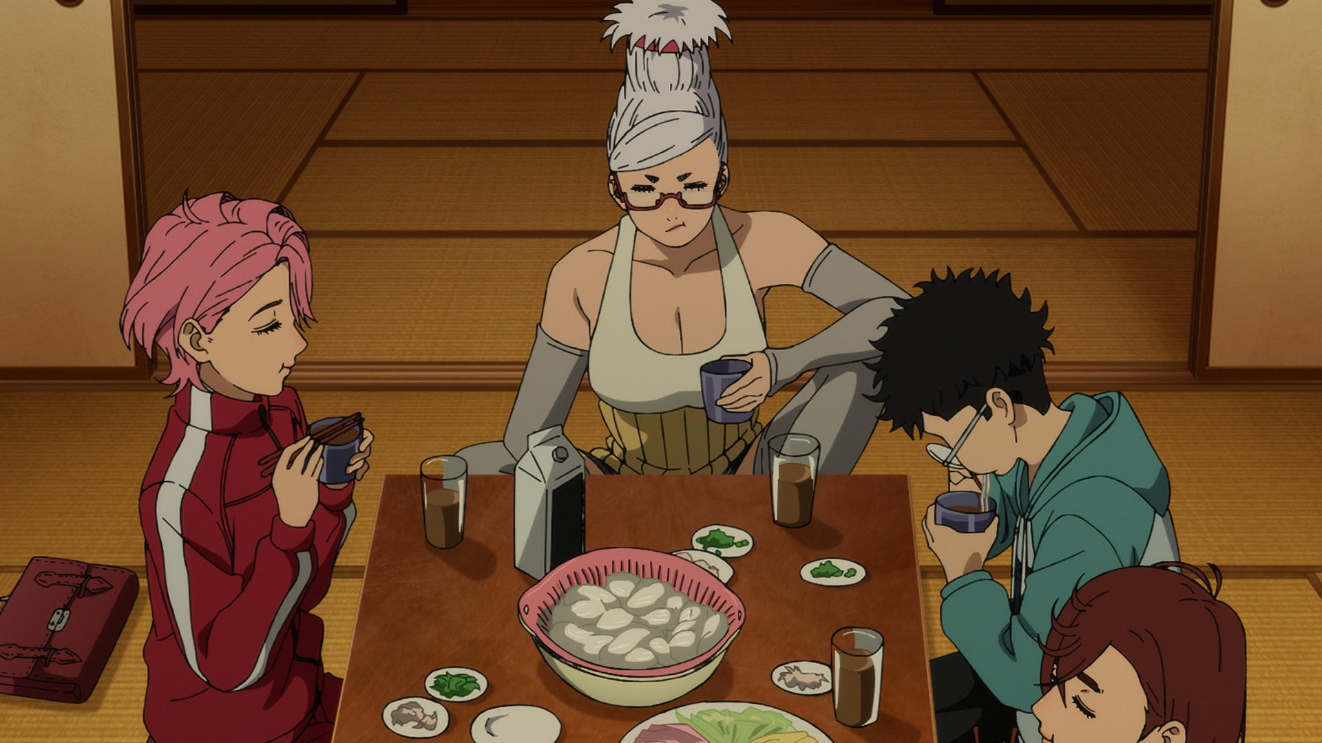 Anime-Szene. Menschen essen um einen Tisch herum. Person mit rosa Haaren mit Stäbchen, eine Frau mit einzigartiger Frisur und andere in einem Raum.