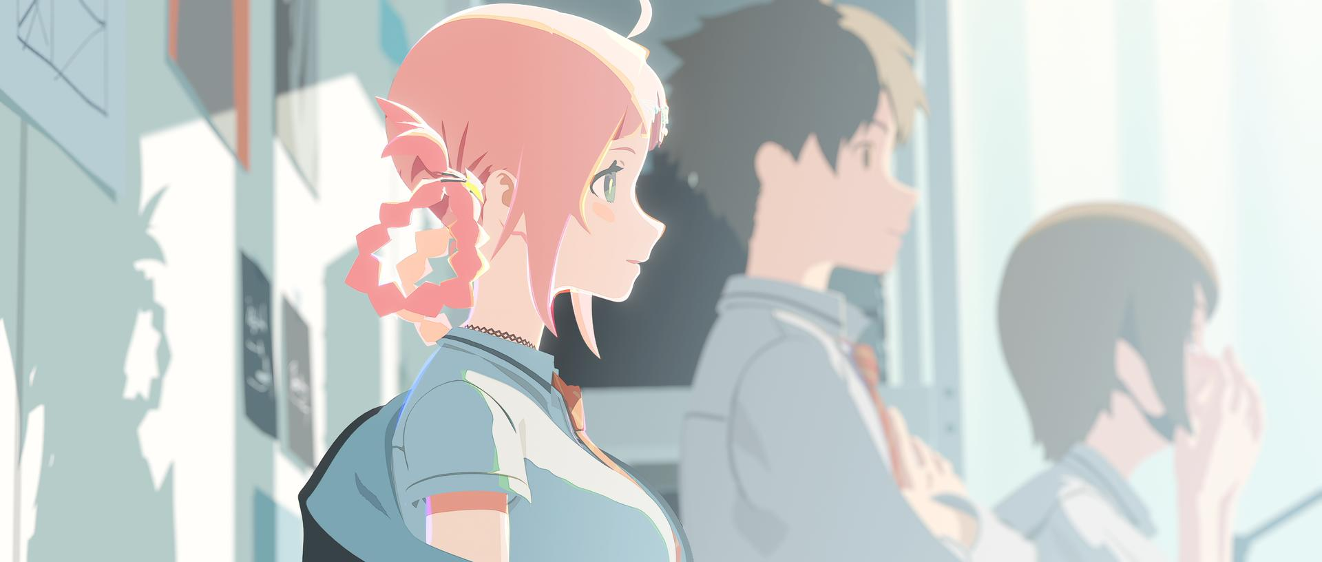 Anime-Bild. Mädchen mit rosa Haaren und zwei weitere Personen im Hintergrund. Das Mädchen trägt ein hellblaues Hemd und ein Halsband.