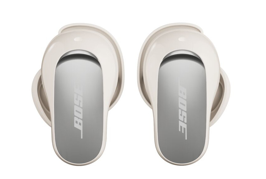 Dwie białe słuchawki Bose. Każda ma srebrną powierzchnię z logo Bose. Wyizolowane na białym tle.