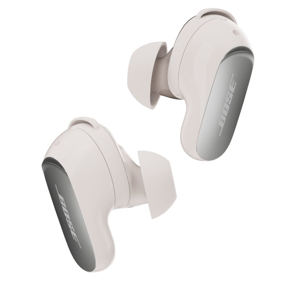 Dwa białe słuchawki Bose ze srebrnymi akcentami i logo Bose na białym tle. Słuchawki są skierowane w stronę widza.