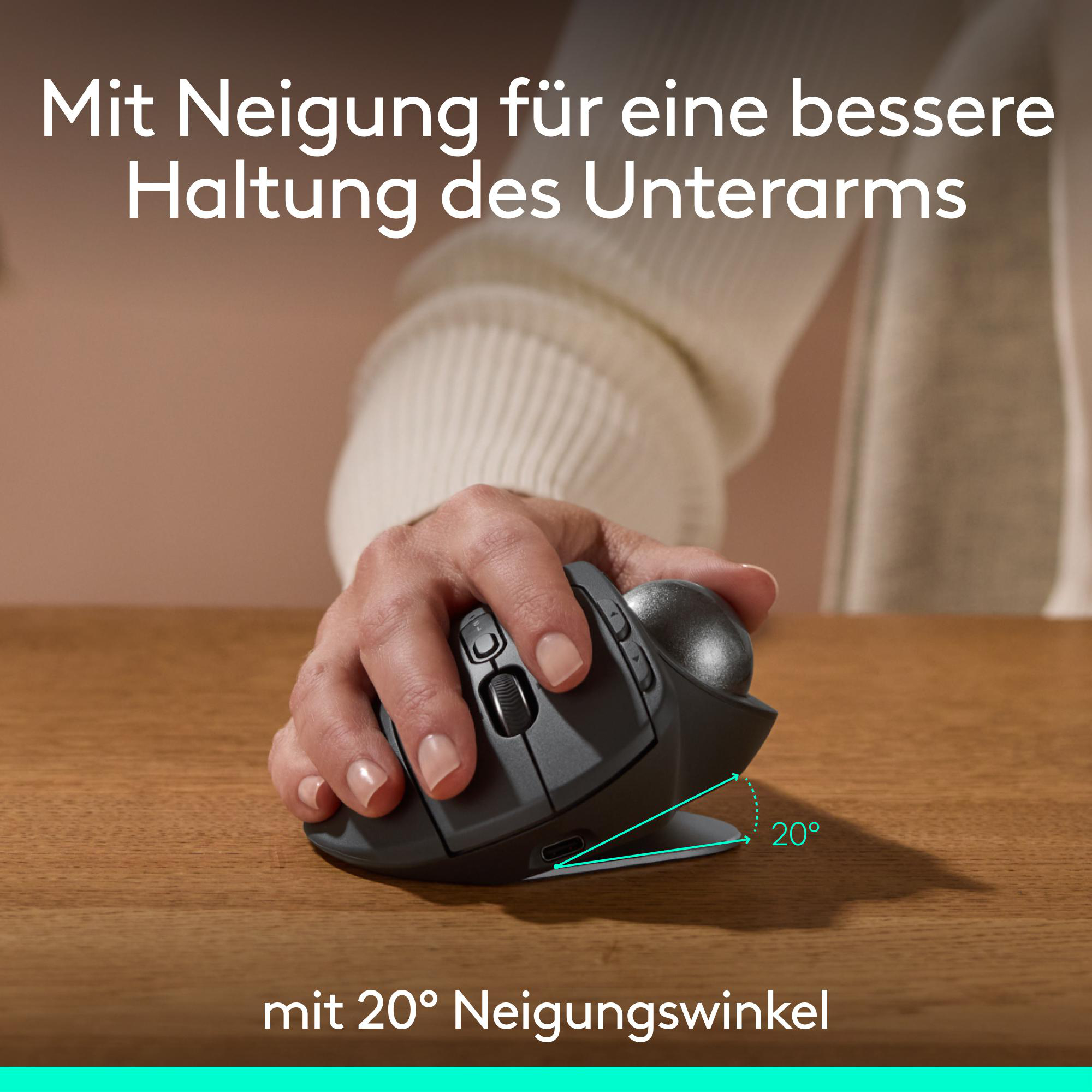 Hand, die eine graue Trackball-Maus hält, um 20 Grad abgewinkelt. Text auf Deutsch: bessere Unterarmhaltung.