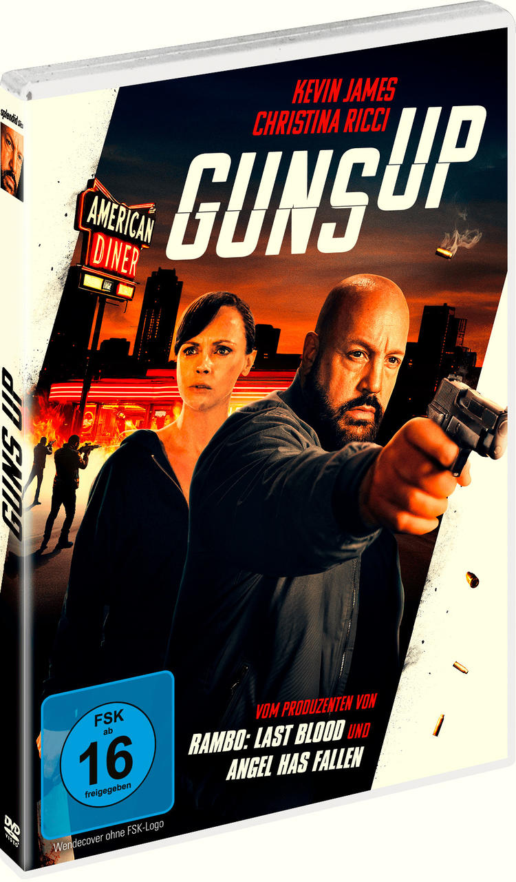 DVD-Cover für Guns Up. Kevin James hält eine Pistole, Christina Ricci schaut zu. Diner und Silhouetten im Hintergrund.