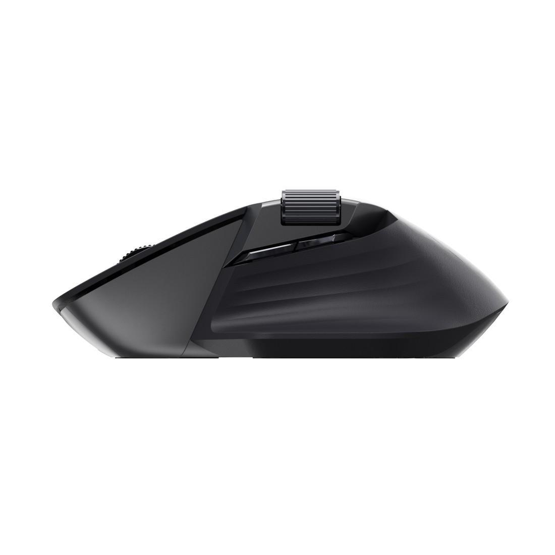 Eine schwarze Computermaus wird von der Seite gezeigt. Die Maus hat ein Scrollrad und Tasten. Sie befindet sich auf weißem Hintergrund.