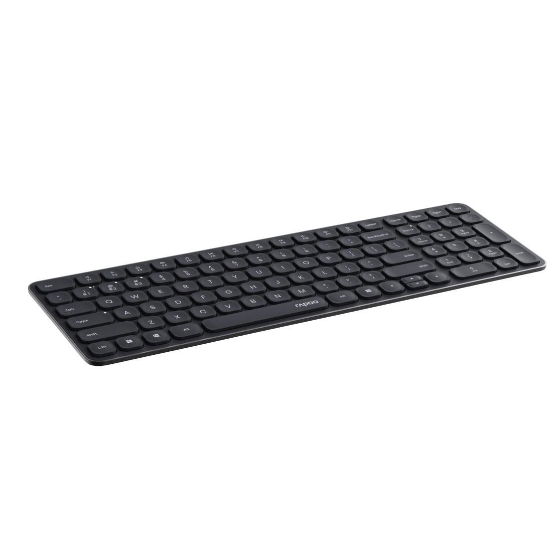 Eine schwarze Tastatur mit weißen Buchstaben und Zahlen. Die Marke "rapoo" ist sichtbar. Sie befindet sich auf weißem Hintergrund.