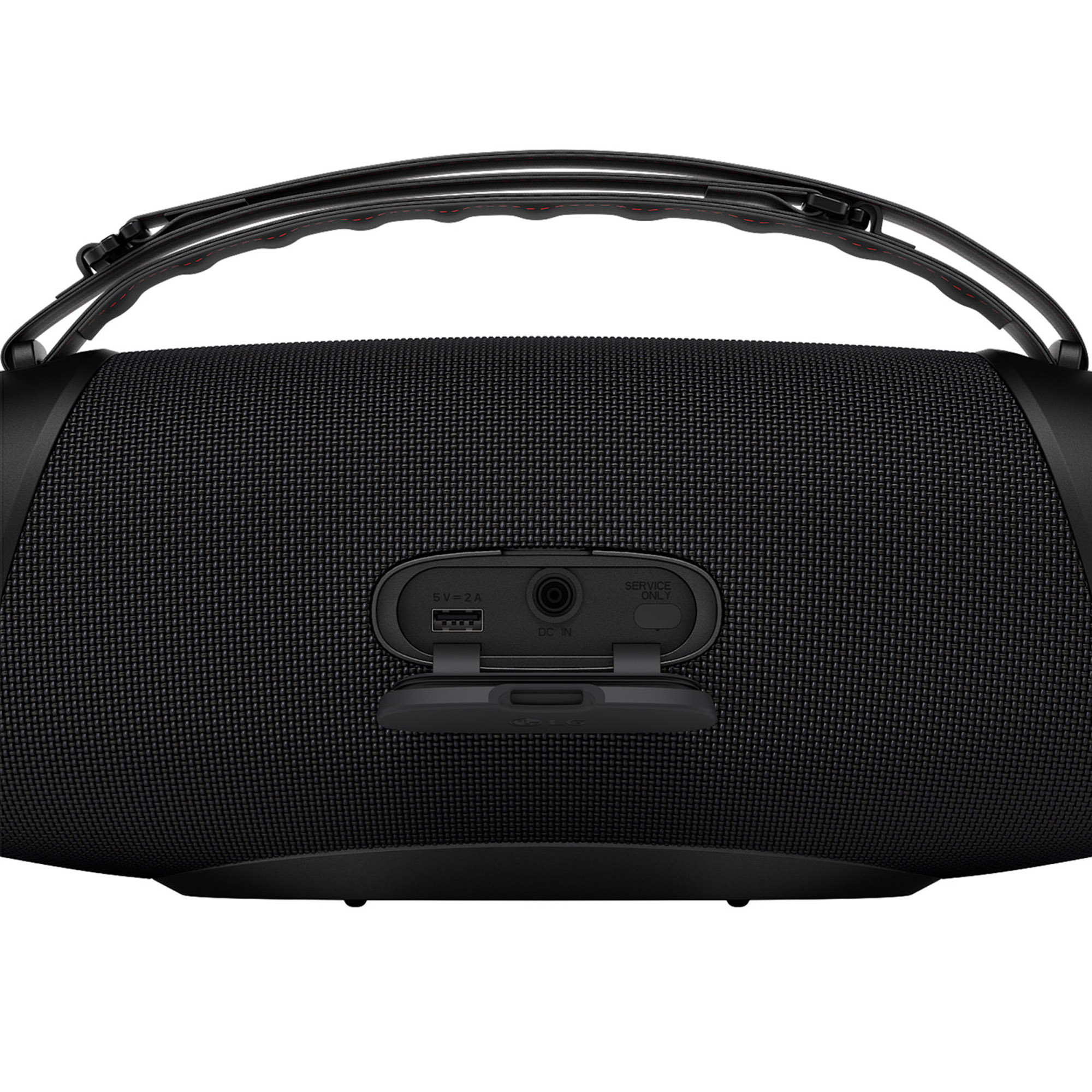 Un altavoz portátil negro con asa. Tiene puertos para cargar y cables auxiliares. El altavoz es texturizado.