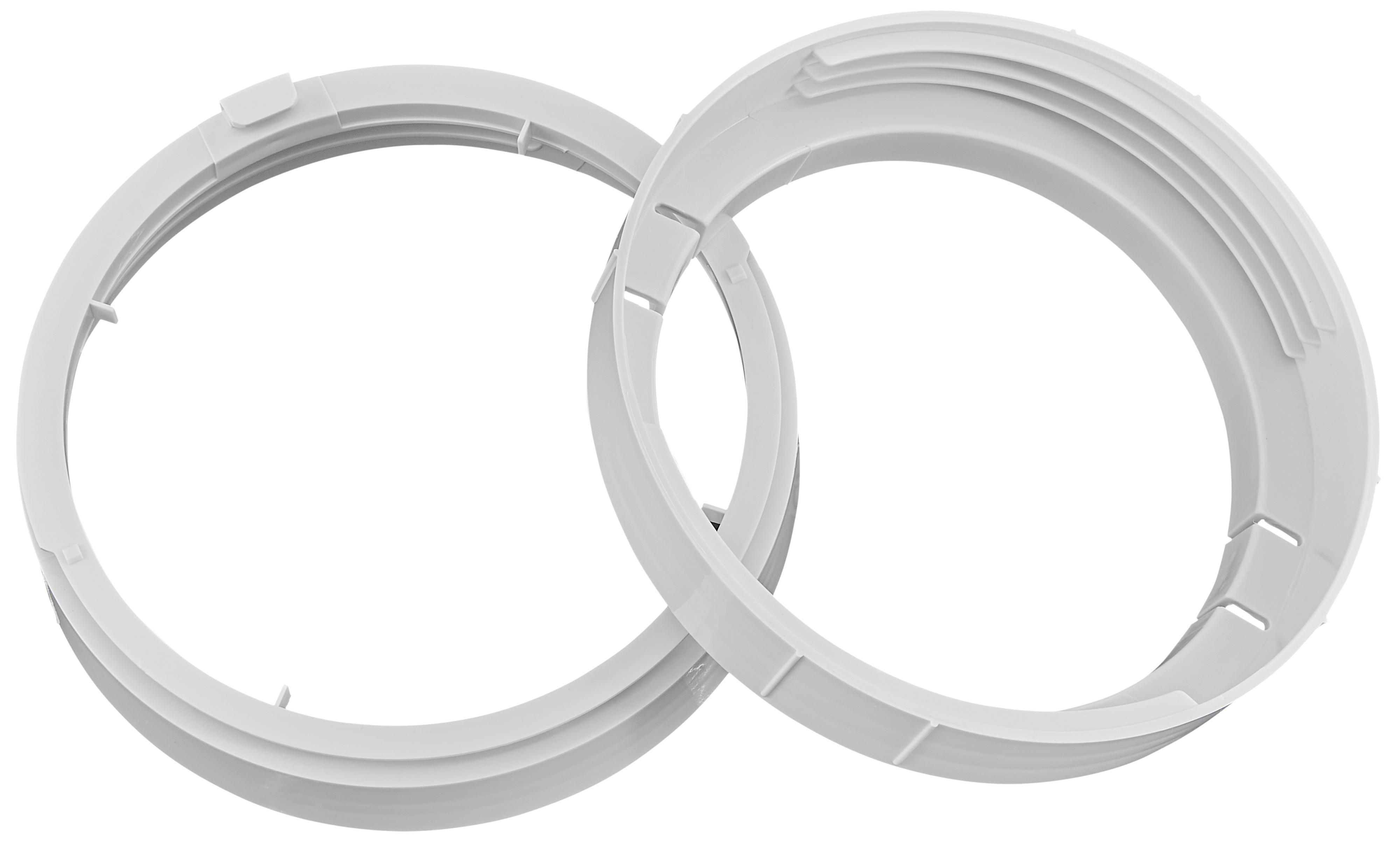 Zwei weiße Kunststoffringe sind ineinander verschlungen, vor weißem Hintergrund. Jeder Ring hat ein einzigartiges Design mit Rillen und Aussparungen.