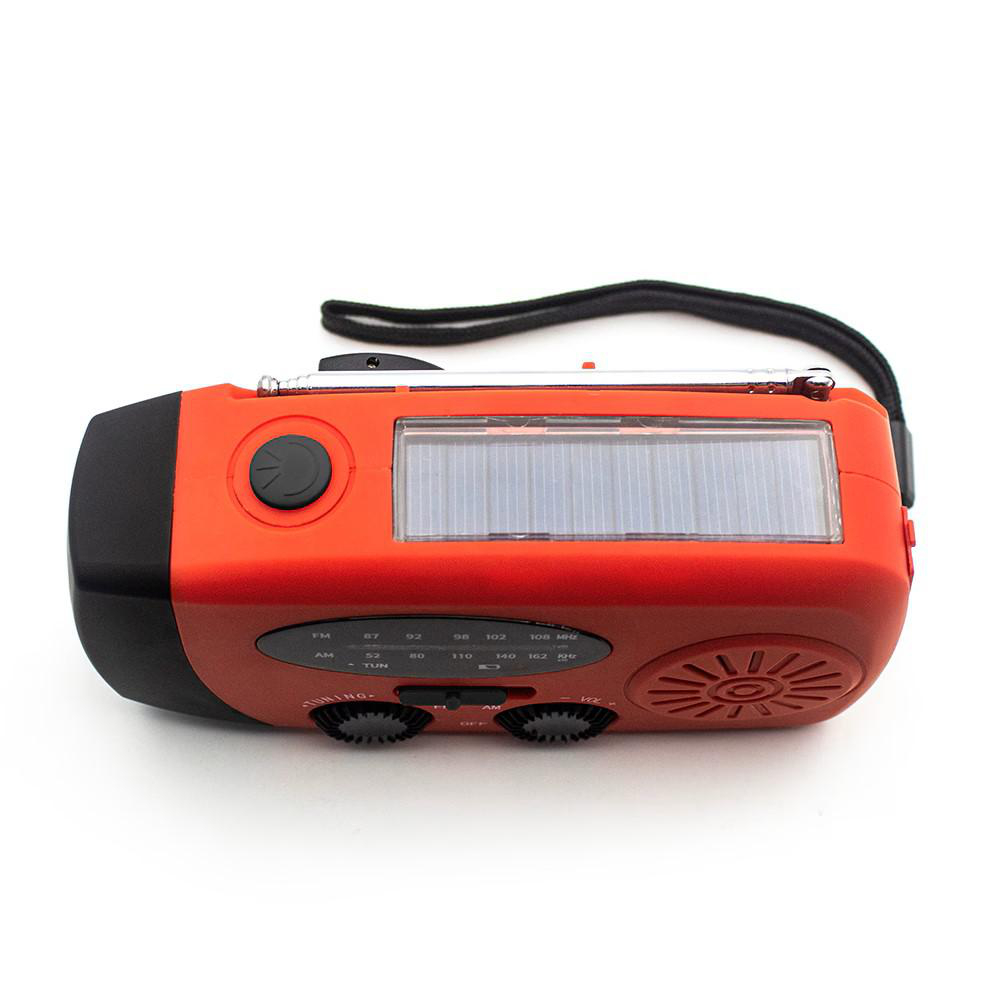 Ein orange-schwarzes Radio mit Solarpanel. Das Radio hat einen Griff und eine ausziehbare Antenne. Es befindet sich vor weißem Hintergrund.