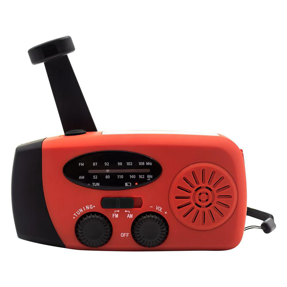 Rotes und schwarzes Radio mit Handkurbel und Antenne. Bedienelemente für Tuning und Lautstärke sind sichtbar. Zahlen zeigen Radiofrequenzen an.