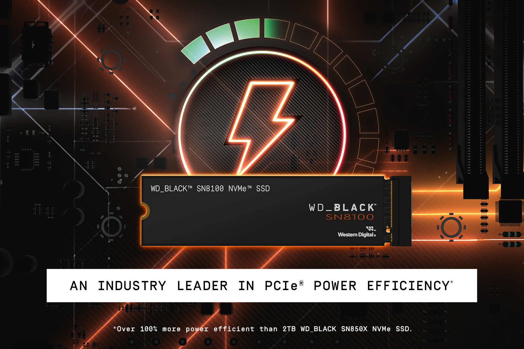 Bild einer WD_BLACK SN8100 NVMe SSD mit Blitzsymbol, Text über Energieeffizienz und einem Hintergrund mit Leiterplatte.