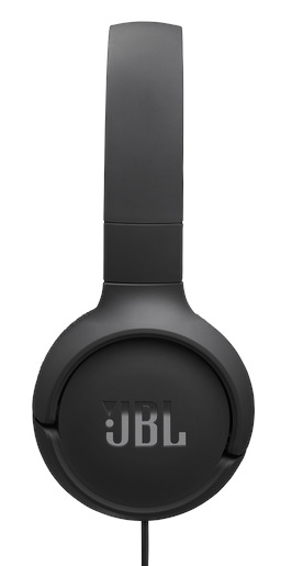 Czarne słuchawki JBL. Nazwa marki jest srebrna. Słuchawki są na białym tle i mają przewód.