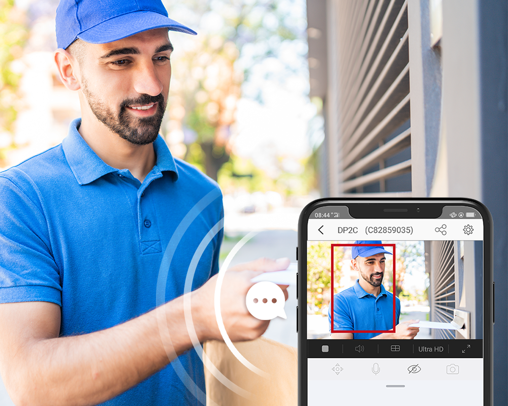 Mavi giyimli bir kurye paket teslim ediyor. Akıllı telefon, kırmızı çerçeve ve konuşma balonu ile görüntüsünü gösteriyor.