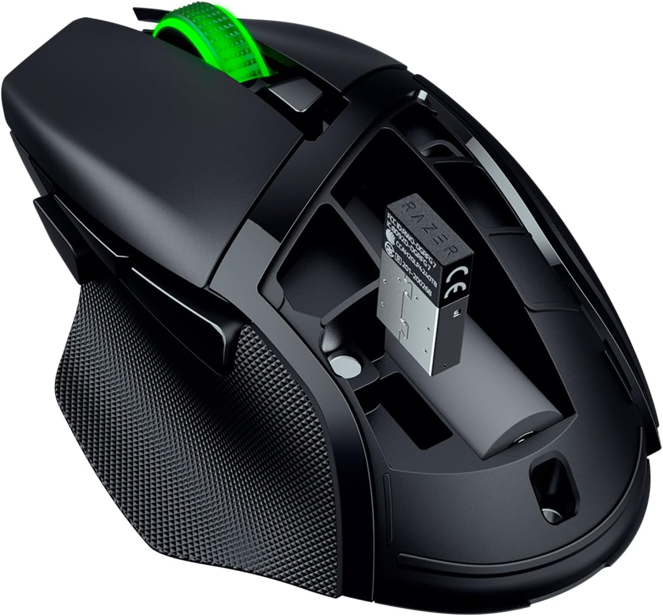 Egy fekete Razer vezeték nélküli egér zöld görgetőkerékkel, egy rekeszben ezüst dongle-lel és akkumulátorral.