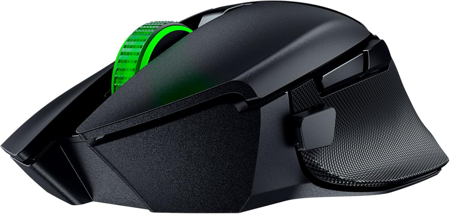 Egy fekete számítógépes egér zöld görgetőkerékkel és oldalsó gombokkal fehér háttéren. Ez egy Razer gaming egér.
