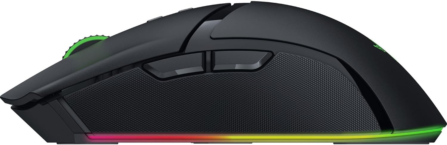 Fekete Razer gaming egér. Oldalsó gombok, texturált fogás és RGB világítás.