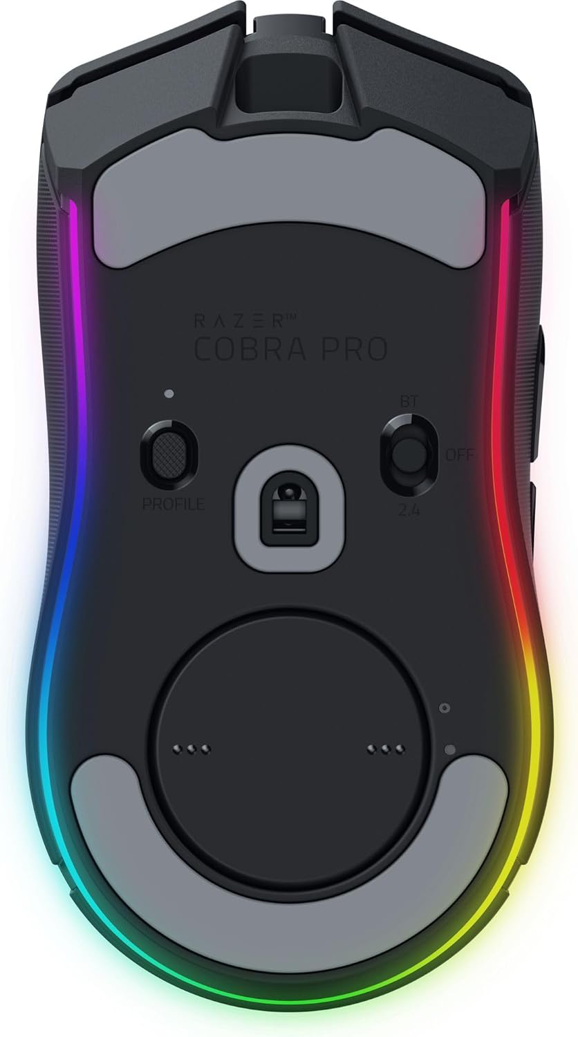 Fekete Razer Cobra Pro gaming egér. Gombok, görgő és RGB világítás a széleken. A szöveg: 'RAZER COBRA PRO'.
