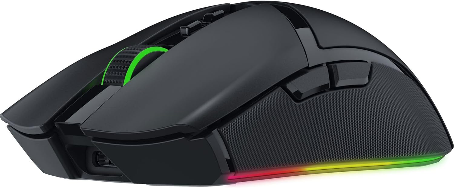 Fekete gamer egér zöld görgetőkerékkel, oldalsó gombokkal és világító RGB alappal.