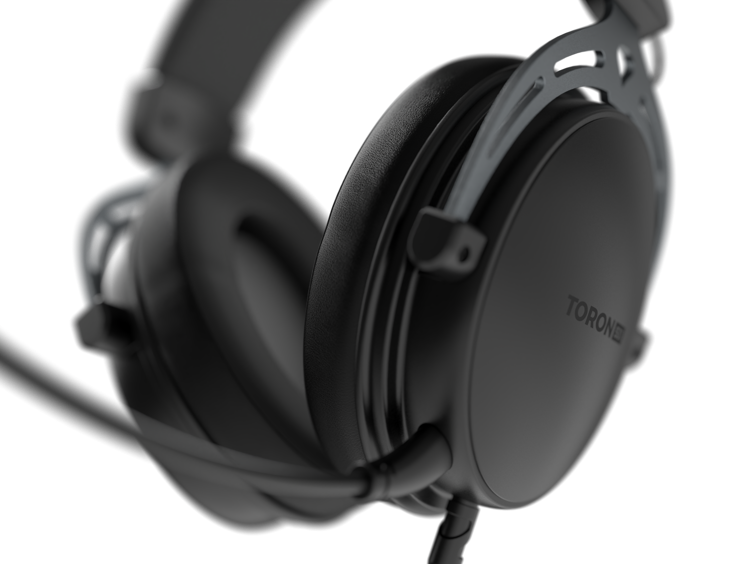 Zbliżenie czarnych słuchawek na czarnym tle. Słowo TORON jest widoczne na prawym nauszniku.