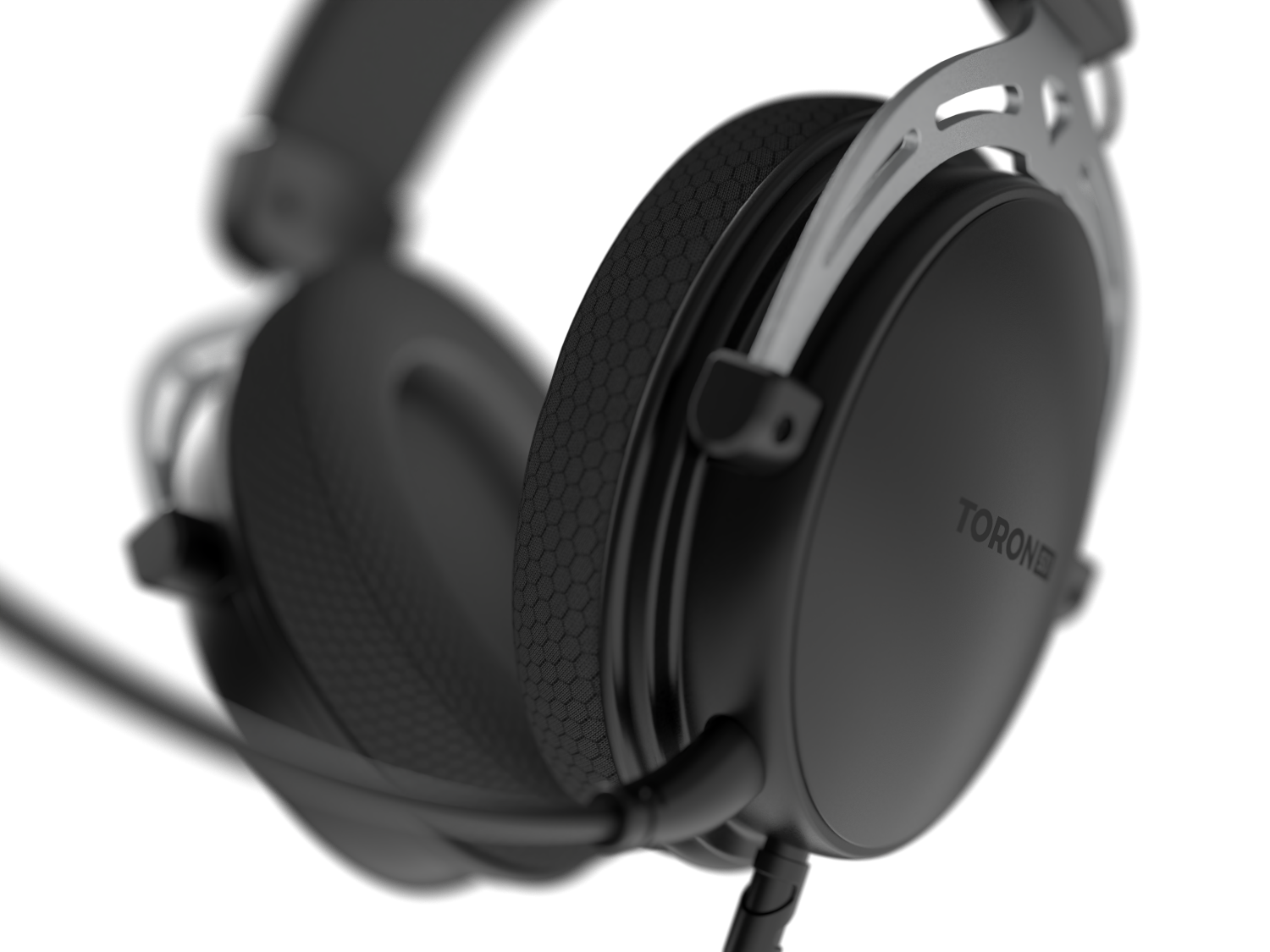 Zbliżenie czarnego zestawu słuchawkowego dla graczy ze srebrnymi akcentami. Na nausznikach wzór plastra miodu, widoczna nazwa marki.