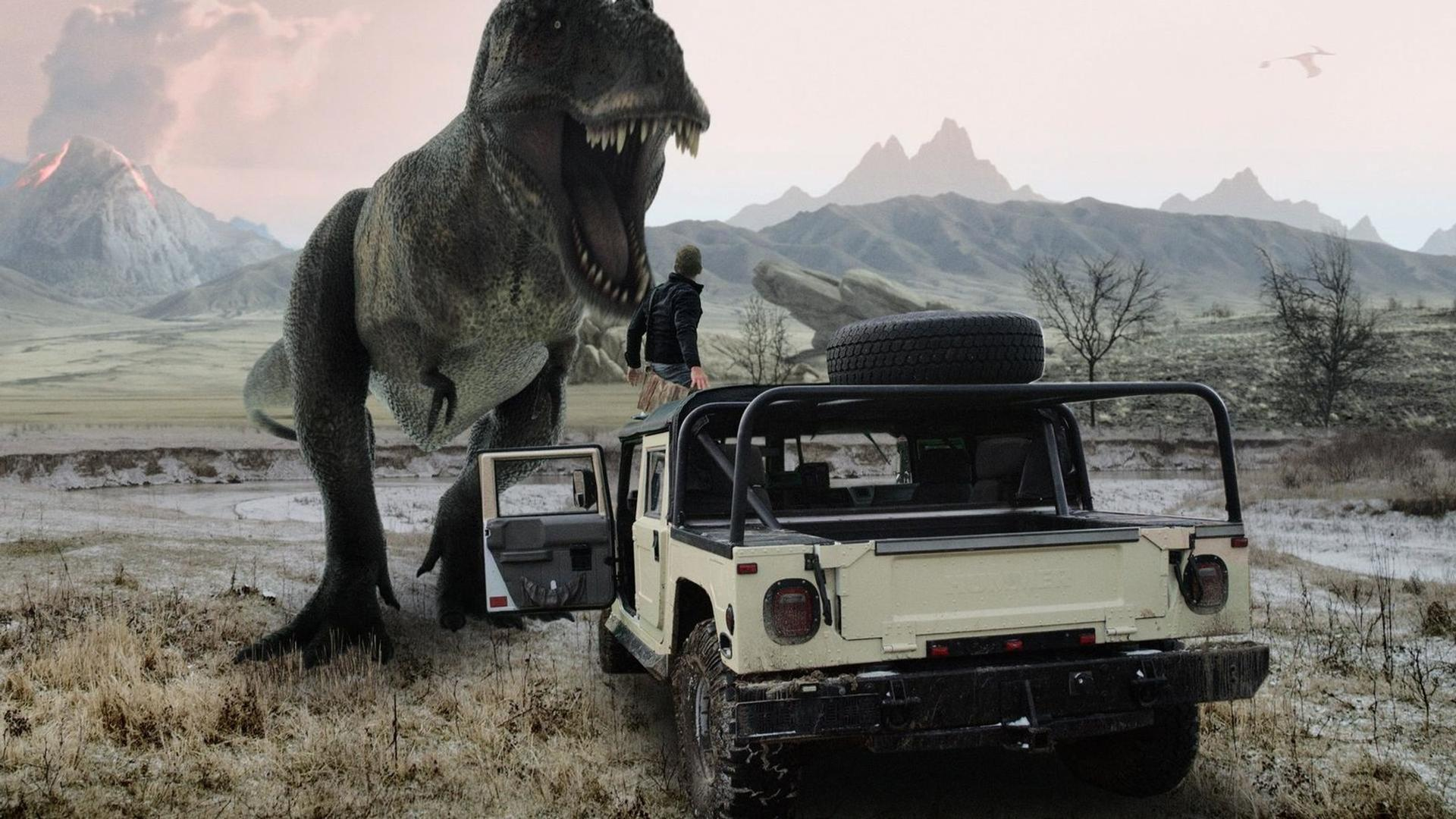 Ein T-Rex brüllt in der Nähe eines Fahrzeugs mit einer Person oben. Berge und ein Vulkan bilden den Hintergrund. Die Szene ist bedeckt.