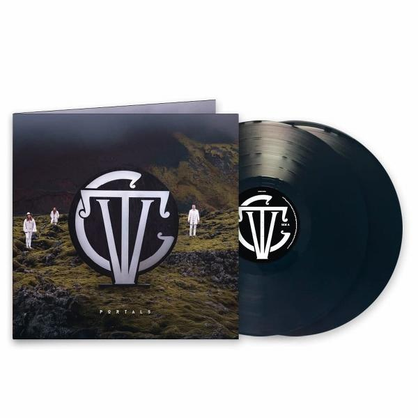 Albumcover mit Logo und Figuren, neben schwarzen Schallplatten. Hintergrund zeigt Landschaft und Albumtitel 'Portals'.