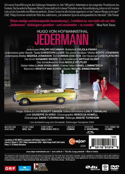Ein gelbes Cabrio mit zwei Männern in der Nähe eines roten Teppichs, Werbebild für ein Theaterstück.