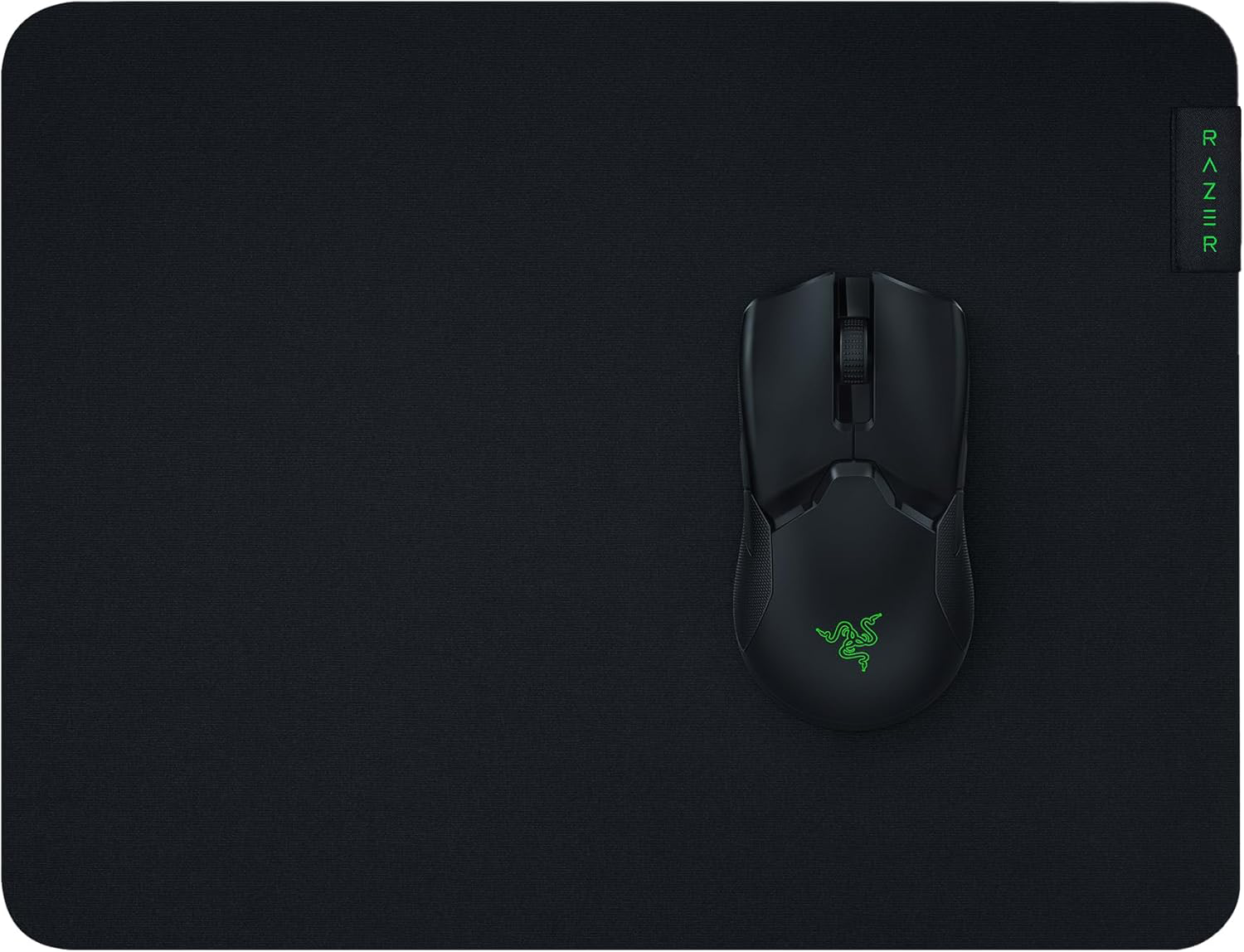 Egy fekete egér egy fekete egérpadon. Az egéren zöld logó van. Az egérpadon a Razer logója látható.