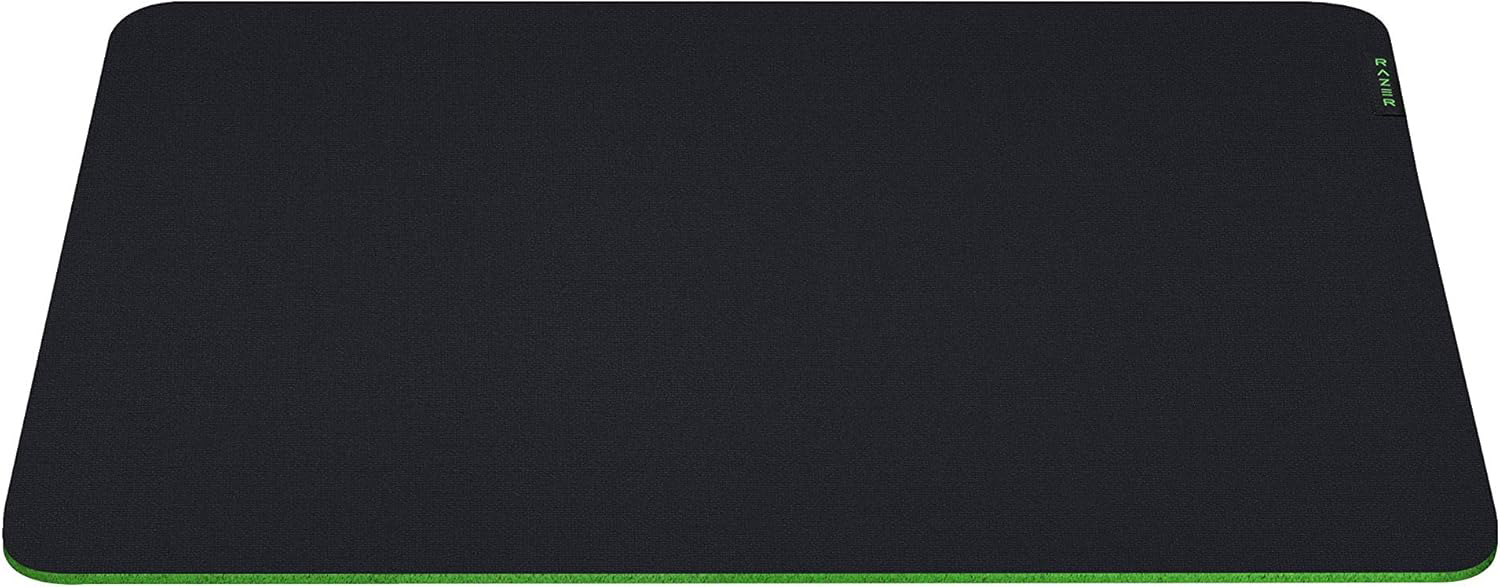 Egy fekete, téglalap alakú egérpad zöld szegéllyel. A Razer logója zöld színű a jobb felső sarokban.