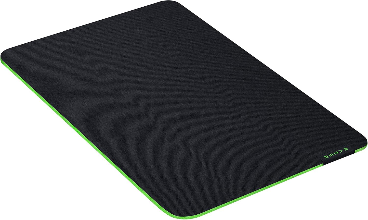 Egy fekete téglalap alakú egérpad zöld szegéllyel, ferdén. A Razer logója látható jobbra.