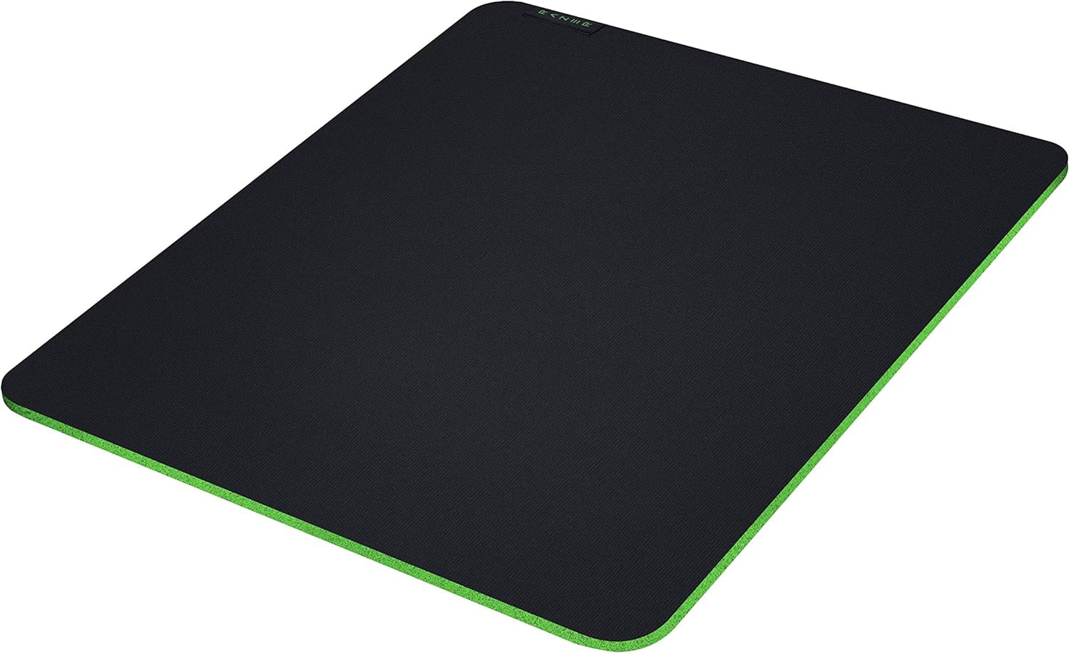 Egy fekete téglalap alakú egérpad zöld szegéllyel. A Razer logója látható a bal felső sarokban.