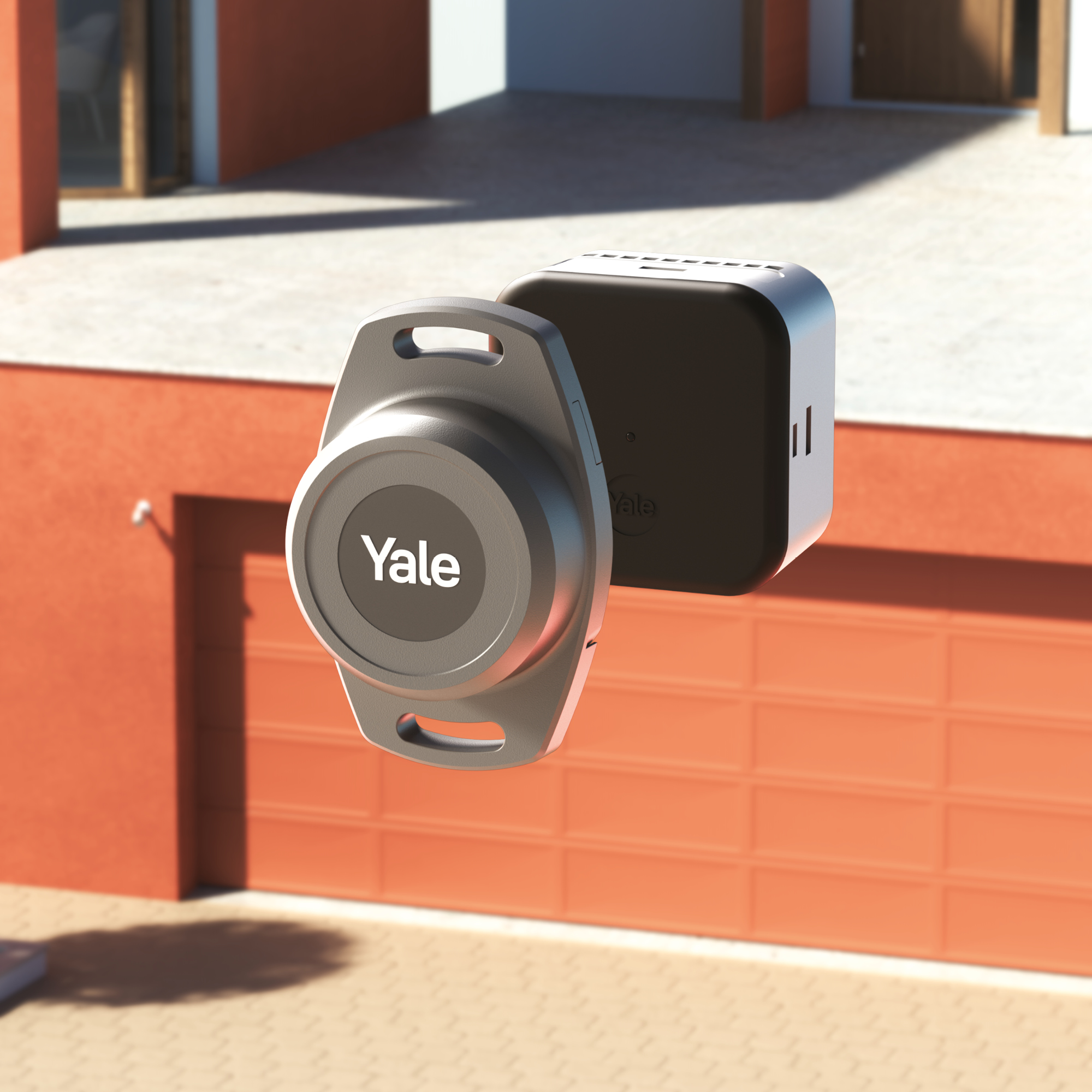 Ein Yale Smart Lock und eine Steuereinheit werden vor einem roten Gebäude gezeigt. Das Schloss ist grau, die Einheit schwarz.