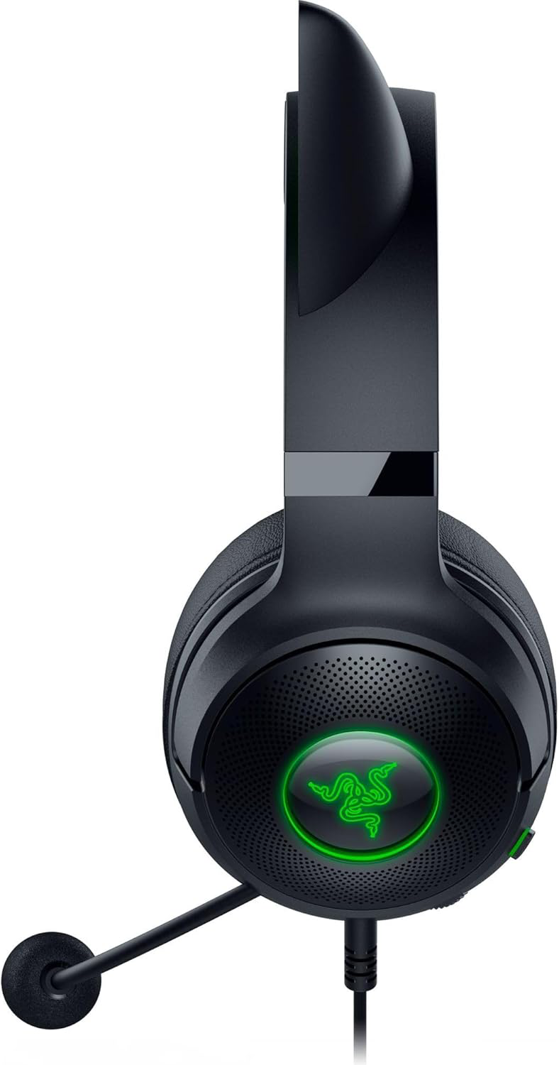 Fekete Razer gamer headset. Zölden világító logóval és hajlékony mikrofonnal. Fehér háttér előtt.