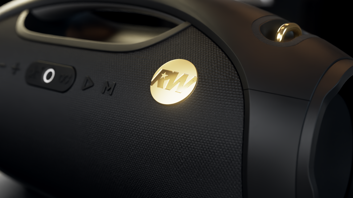 Czarny głośnik ze złotymi akcentami. Zawiera złote logo i przyciski.