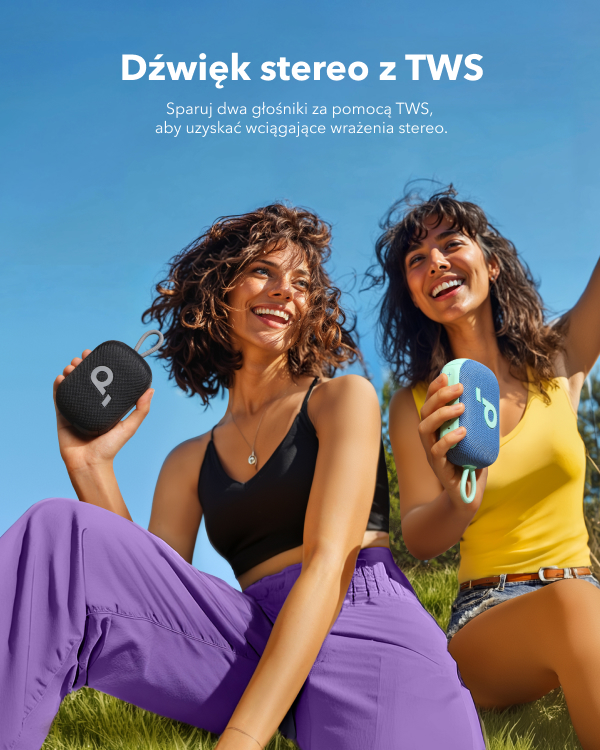 Dwie uśmiechnięte kobiety trzymają głośniki. Jedna w czerni, fioletowych spodniach, druga w żółtym. Tekst: 'Dźwięk stereo z TWS'.