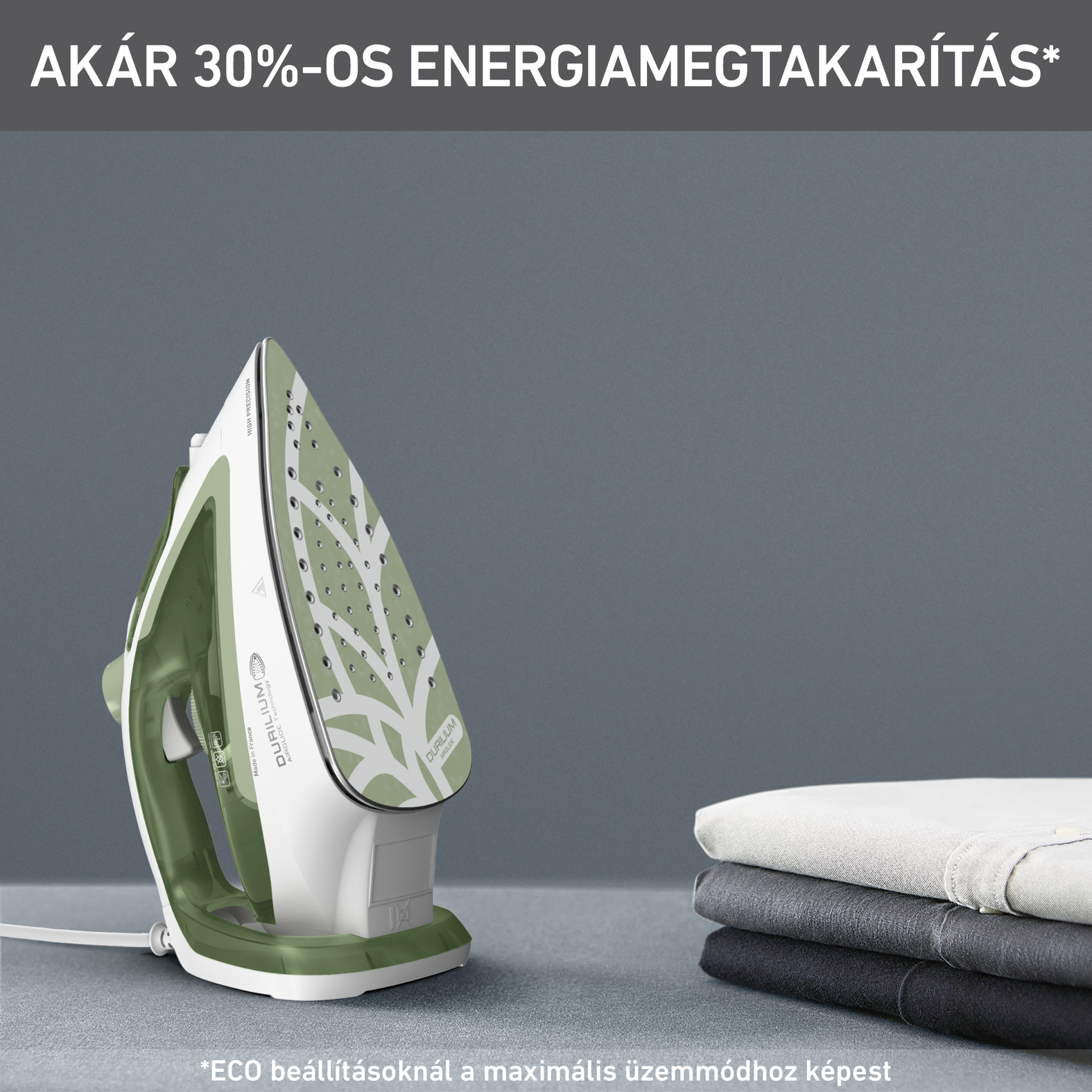 Zöld-fehér vasaló, hajtogatott ruhák halmaza és szöveg az energiatakarékosságról.