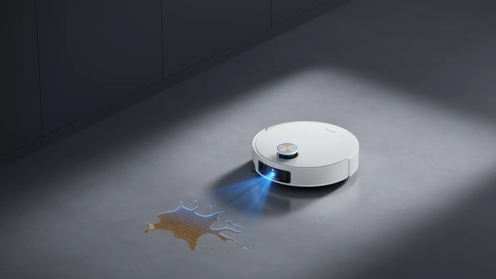 Fehér robotporszívó szürke padlón. Kék fény világít elölről. Digitális körvonalú kiömlés látható.