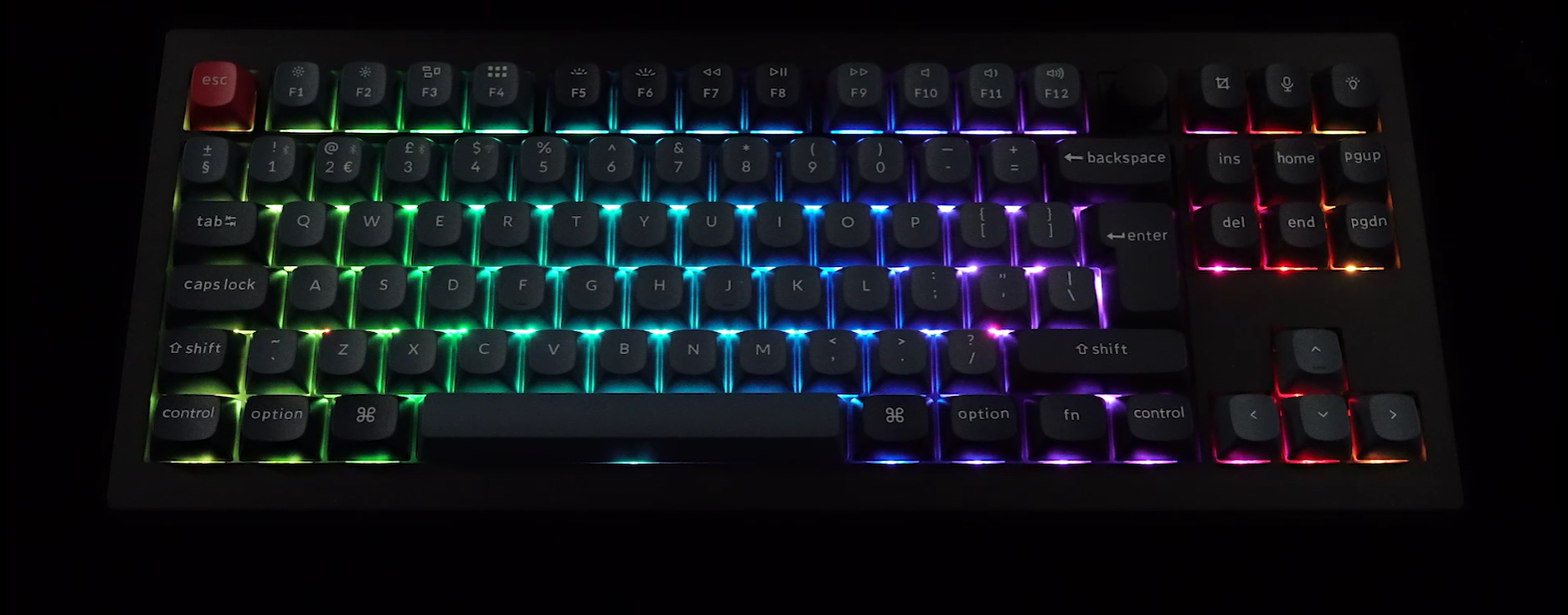 Eine mechanische Tastatur mit Hintergrundbeleuchtung und schwarzen Tasten, die in verschiedenen Farben leuchten.
