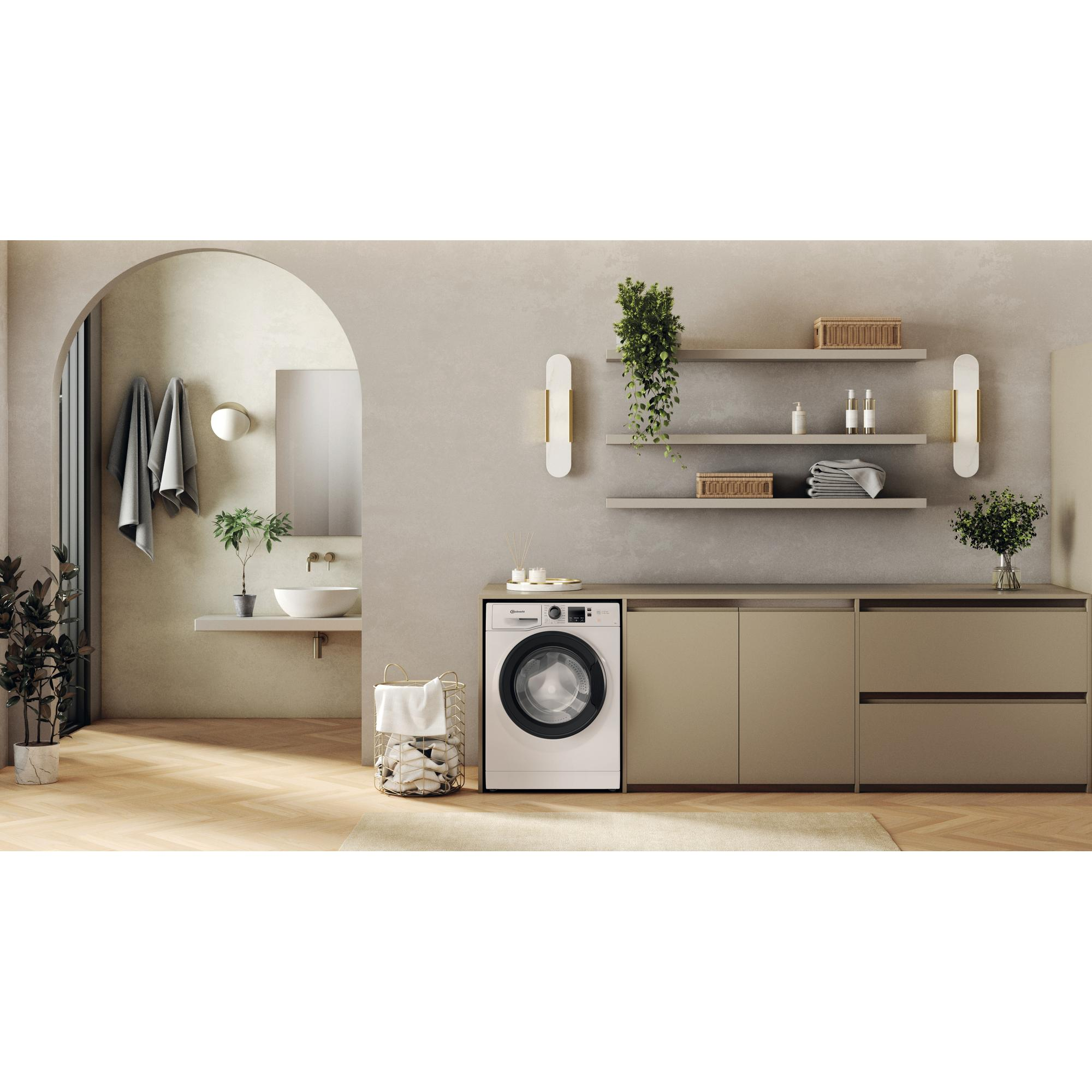 Modernes Waschzimmer mit Waschmaschine, Schränken, Regalen mit Dekor und Waschbecken. Pflanzen sorgen für Grün.