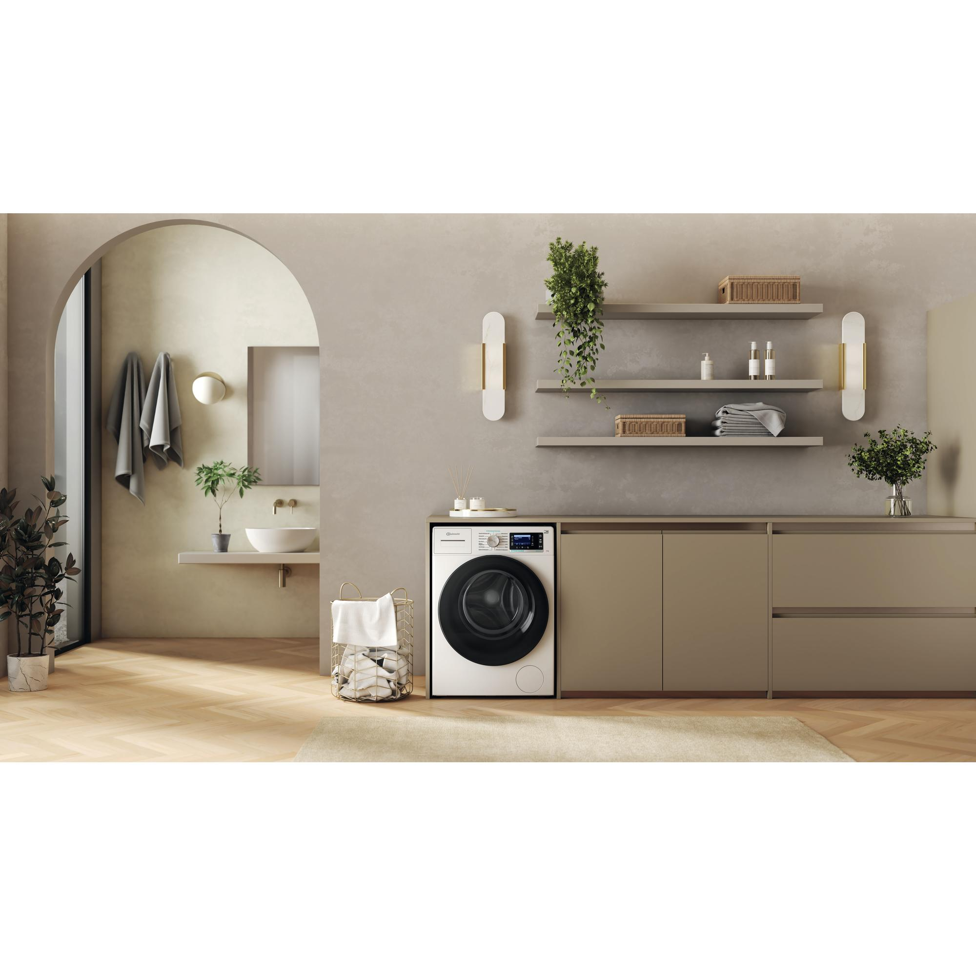 Ein moderner Waschraum mit Waschmaschine, Regalen, Pflanzen, einem Spiegel und Holzboden. Neutrales Farbschema.