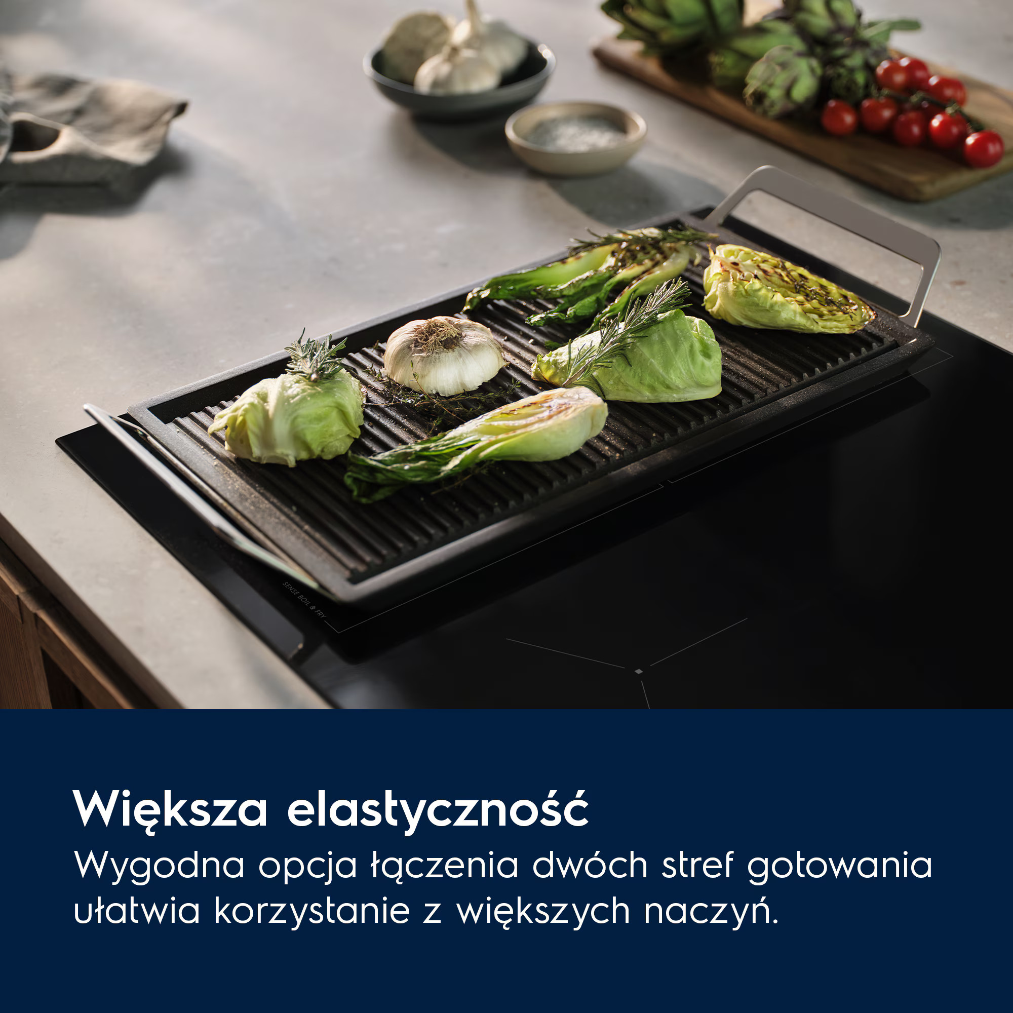 Grill z warzywami. Widoczny czosnek, sałata i pomidory. Grill na czarnej kuchence. Widok z góry.