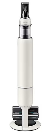 Biało-srebrny bezprzewodowy odkurzacz Samsung stoi pionowo. Ma długi korpus, głowicę czyszczącą i podstawę ładującą.