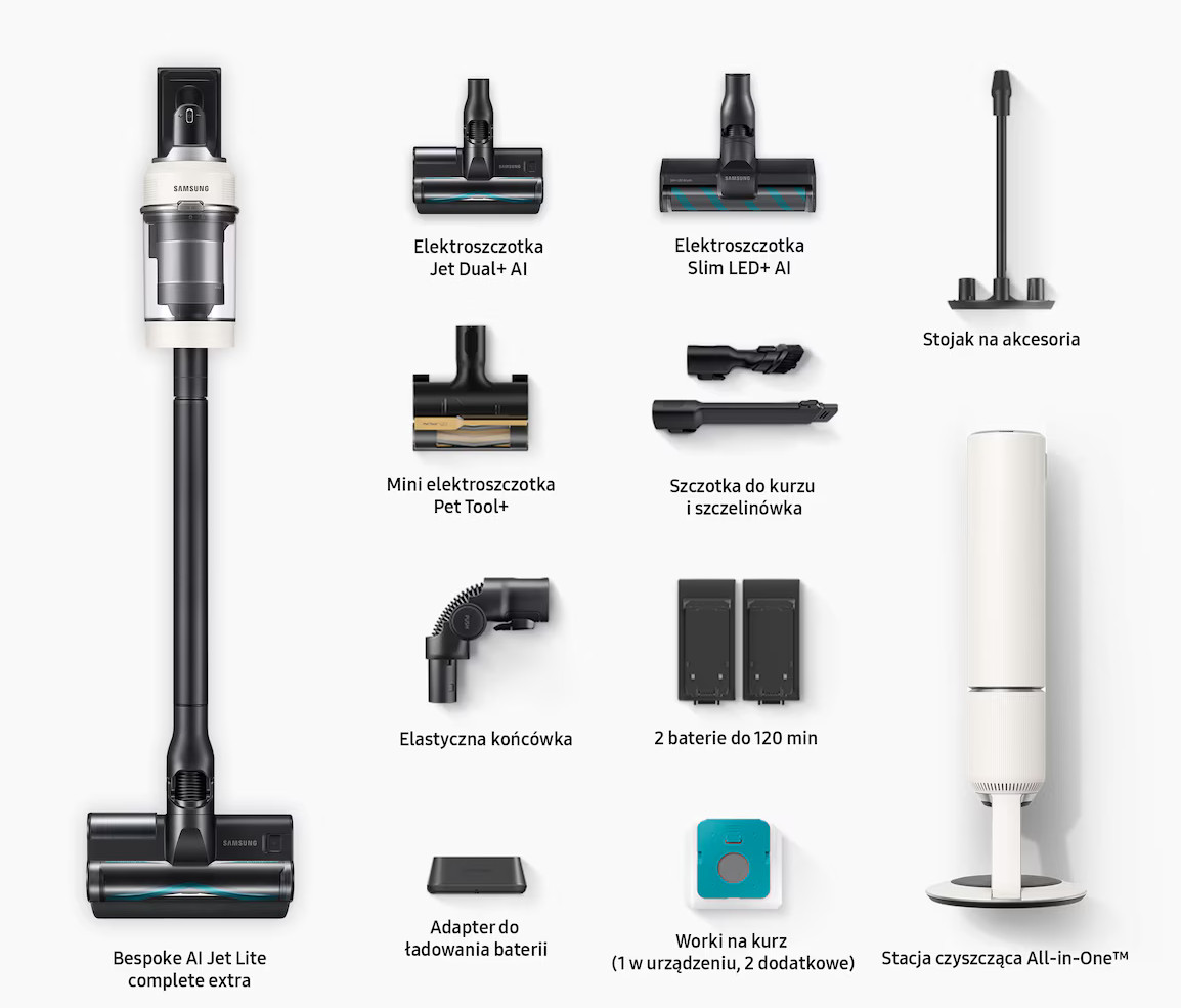 Odkurzacz z akcesoriami. Zawiera różne głowice szczotek, stację ładującą i dodatkowe baterie. Na białym tle.