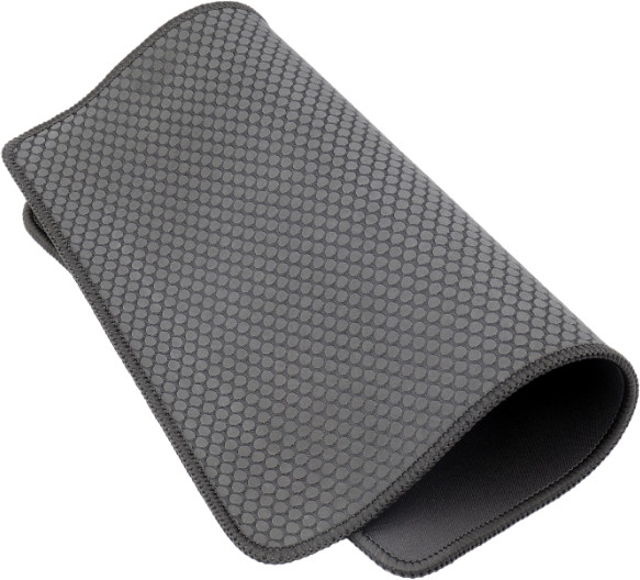 Szara podkładka pod mysz z wzorem w kropki. Ma czarną, szytą obwódkę i jest lekko złożona.