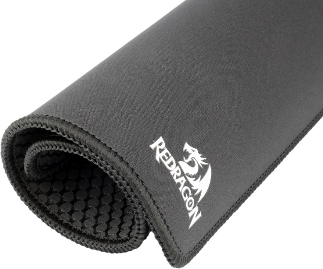 Zwinięta czarna podkładka pod mysz z białym logo Redragon. Krawędź jest zszyta. Wewnętrzna strona ma wzór plastra miodu.