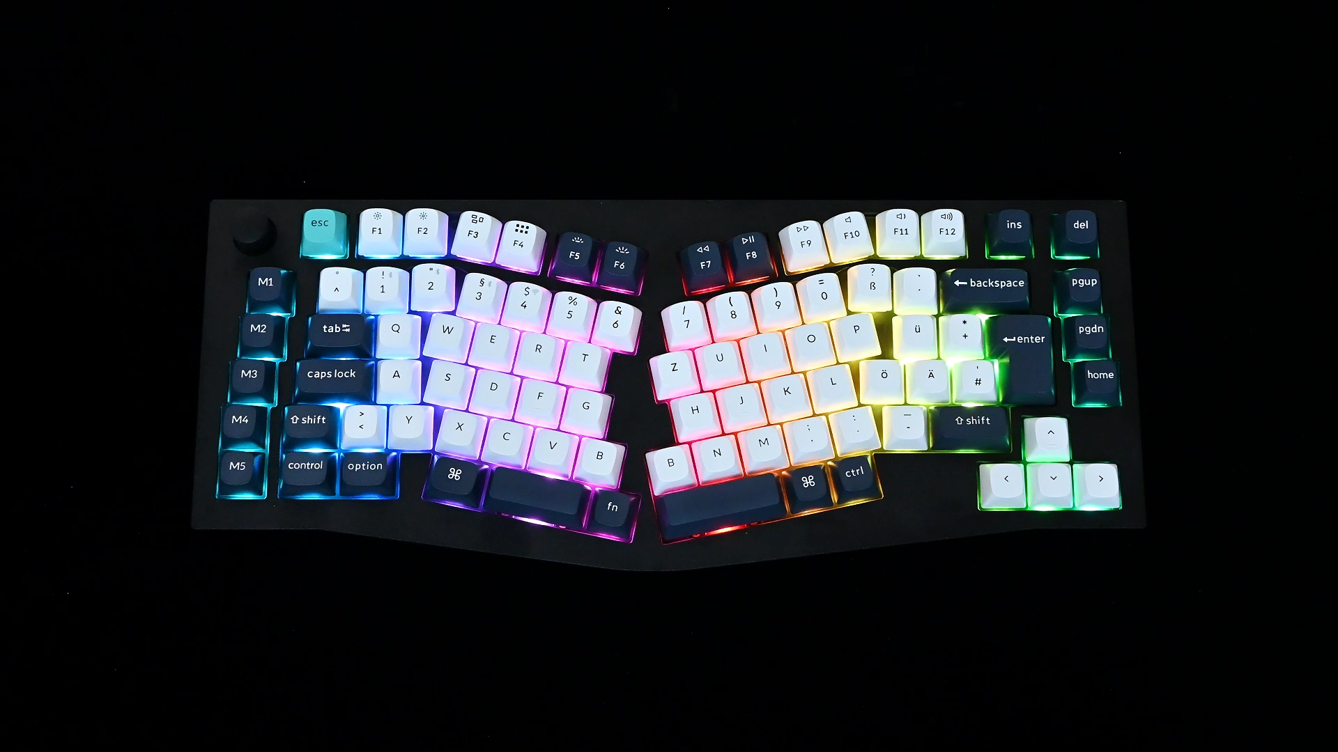 Ergonomische geteilte Tastatur mit Hintergrundbeleuchtung. Die Tasten sind weiß und schwarz, mit regenbogenfarbenen Lichtern. Schwarzer Hintergrund.