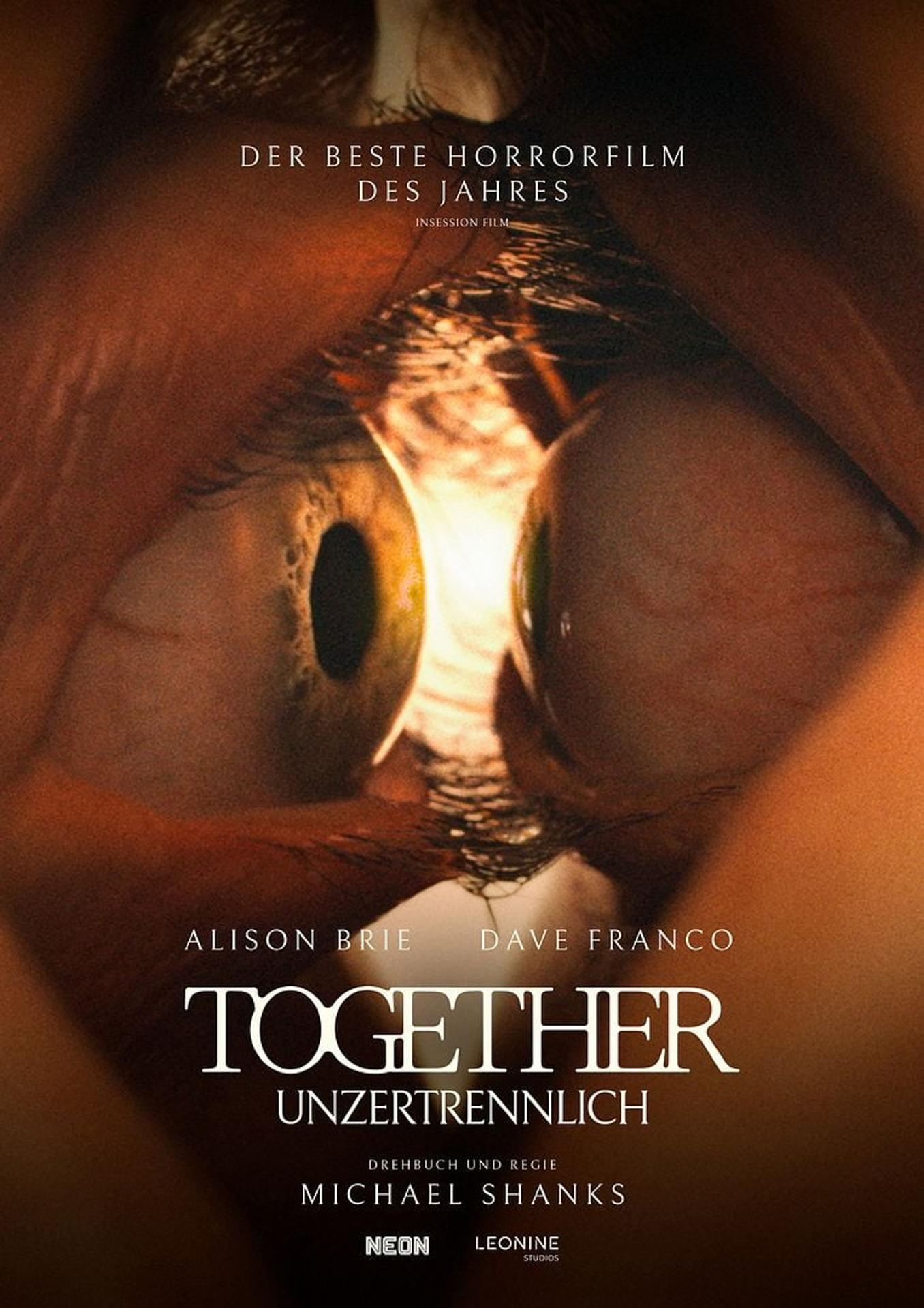 Filmposter mit Nahaufnahme von zwei Augen. Titel: TOGETHER. Besetzung: Alison Brie, Dave Franco. Regie: Michael Shanks.