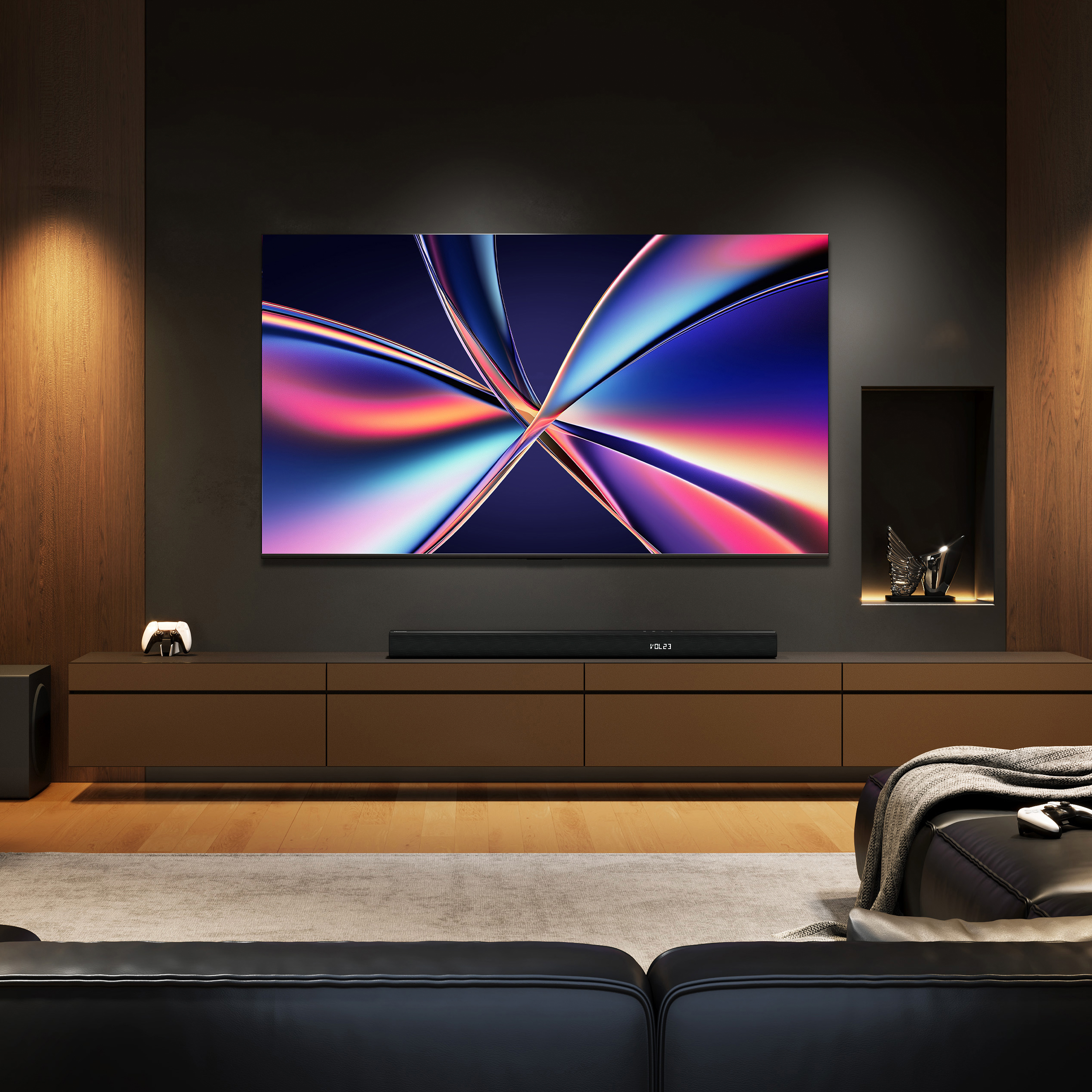 Salon z telewizorem wyświetlającym kolorową sztukę abstrakcyjną. Ma soundbar, konsolę i czarną skórzaną sofę.